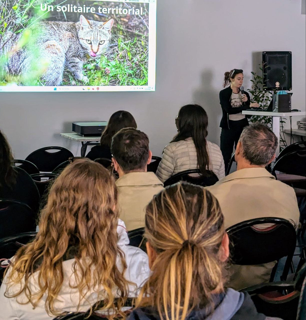 femme faisant une conférence sur le comportement animal